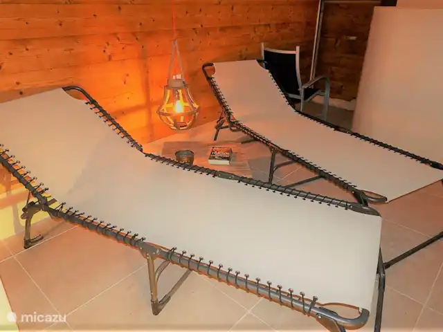 Trimka | Suisse, Valais, Fiesch - appartement A côté du chalet se trouve une grange valaisanne d'origine. Venez profiter de l'agréable espace bien-être (sauna finlandais spacieux, transats, WC, douche pluie, pédiluve froid).