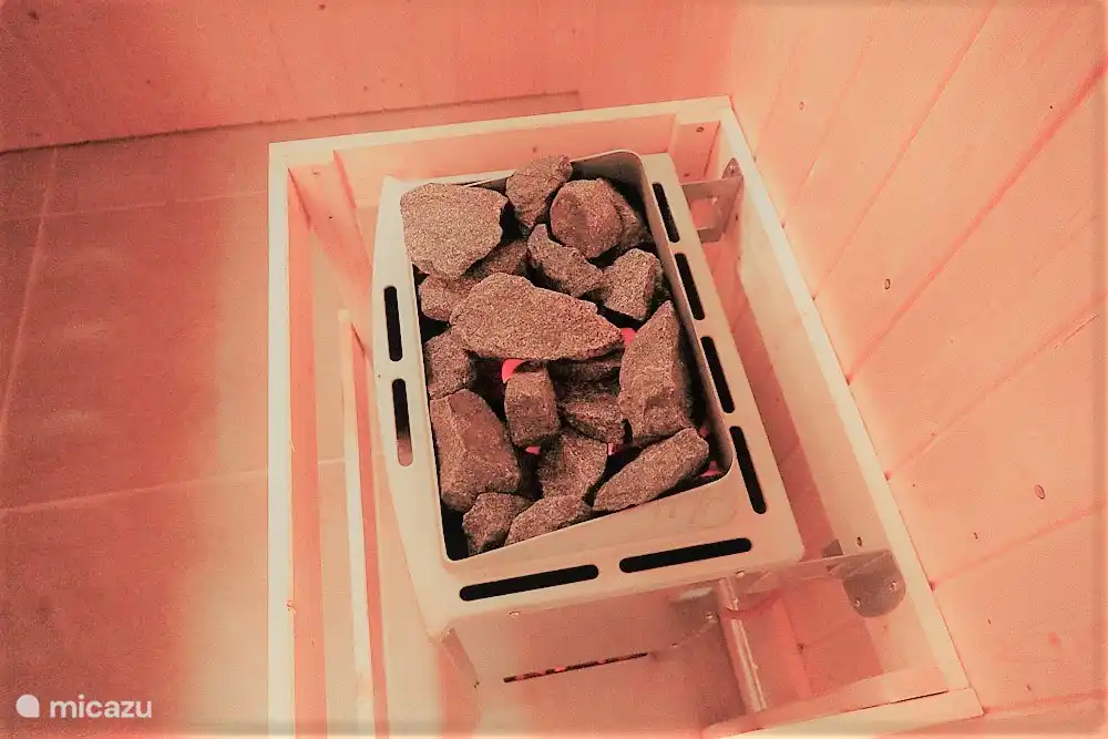 Naast het chalet staat een originele Walliser schuur. Kom genieten van de sfeervolle wellnessruimte (ruime Finse sauna, ligbedden, toilet, regendouche, koud voetenbad).