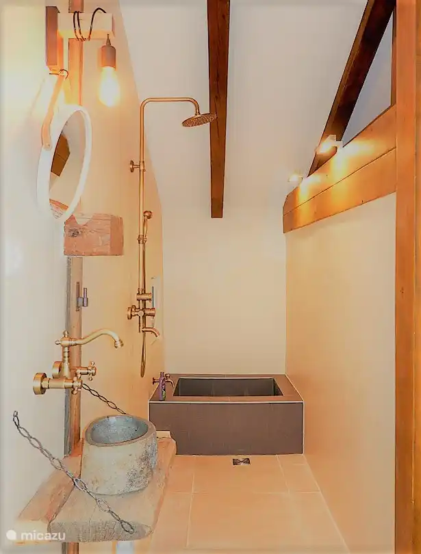 Naast het chalet staat een originele Walliser schuur. Kom genieten van de sfeervolle wellnessruimte (ruime Finse sauna, ligbedden, toilet, regendouche, koud voetenbad).