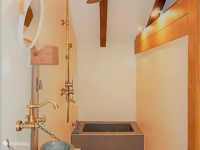 Trimka | Suisse, Valais, Fiesch - appartement A côté du chalet se trouve une grange valaisanne d'origine. Venez profiter de l'agréable espace bien-être (sauna finlandais spacieux, transats, WC, douche pluie, pédiluve froid).