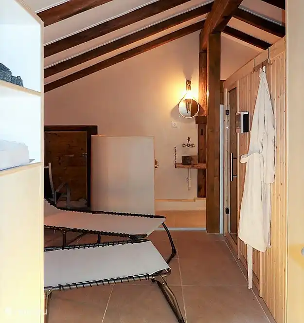 Naast het chalet staat een originele Walliser schuur. Kom genieten van de sfeervolle wellnessruimte (ruime Finse sauna, ligbedden, toilet, regendouche, koud voetenbad).