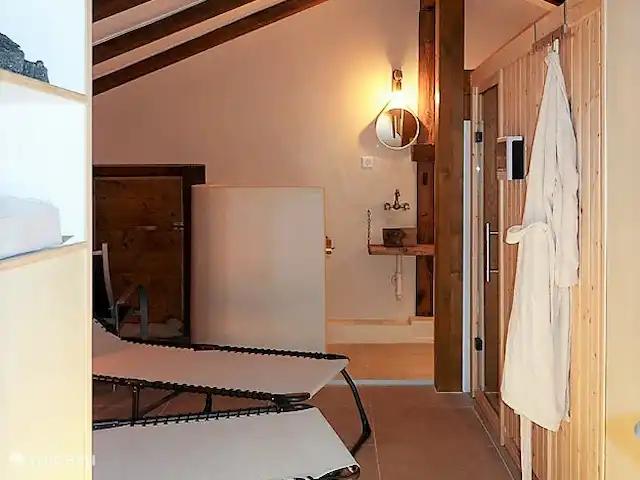 Trimka | Suisse, Valais, Fiesch - appartement A côté du chalet se trouve une grange valaisanne d'origine. Venez profiter de l'agréable espace bien-être (sauna finlandais spacieux, transats, WC, douche pluie, pédiluve froid).