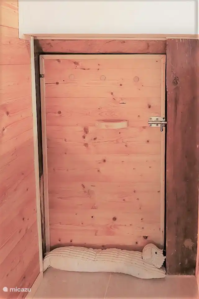 Naast het chalet staat een originele Walliser schuur. Kom genieten van de sfeervolle wellnessruimte (ruime Finse sauna, ligbedden, toilet, regendouche, koud voetenbad).