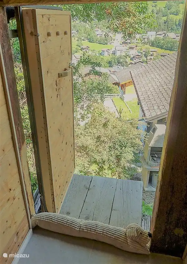 Naast het chalet staat een originele Walliser schuur. Kom genieten van de sfeervolle wellnessruimte (ruime Finse sauna, ligbedden, toilet, regendouche, koud voetenbad).