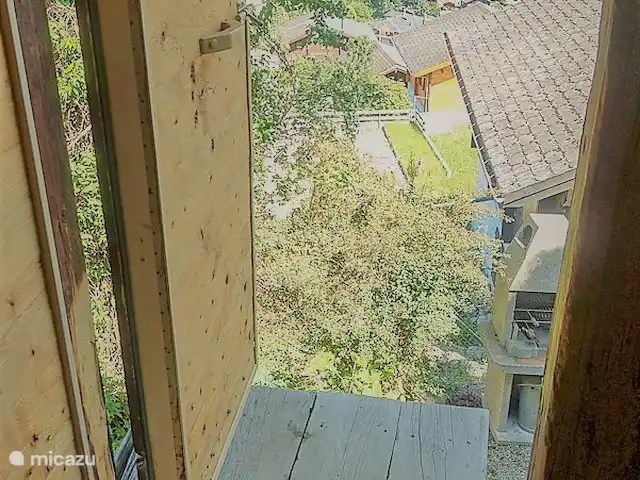 Trimka | Suisse, Valais, Fiesch - appartement A côté du chalet se trouve une grange valaisanne d'origine. Venez profiter de l'agréable espace bien-être (sauna finlandais spacieux, transats, WC, douche pluie, pédiluve froid).