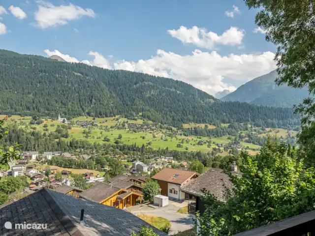 Trimka | Suisse, Valais, Fiesch - appartement Situé sur la pente au-dessus du village, vous pouvez admirer depuis le grand balcon le Rottetal, le village pittoresque d'Ernen en face et les montagnes enneigées.