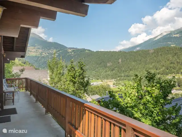 Trimka | Suisse, Valais, Fiesch - appartement Situé sur la pente au-dessus du village, vous pouvez admirer depuis le grand balcon le Rottetal, le village pittoresque d'Ernen en face et les montagnes enneigées.