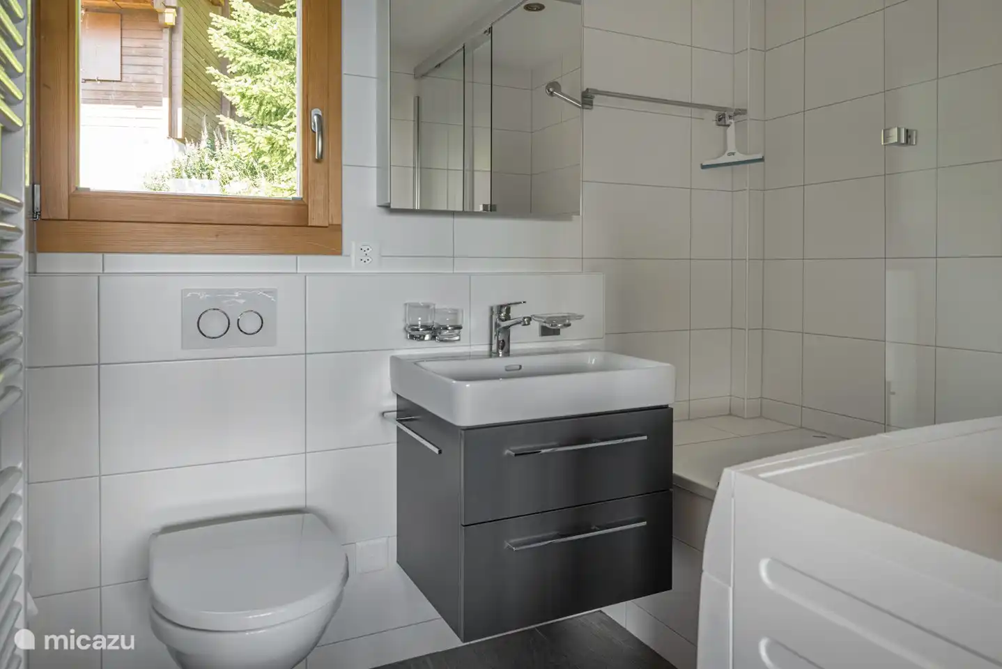 Bad/WC mit Badewanne