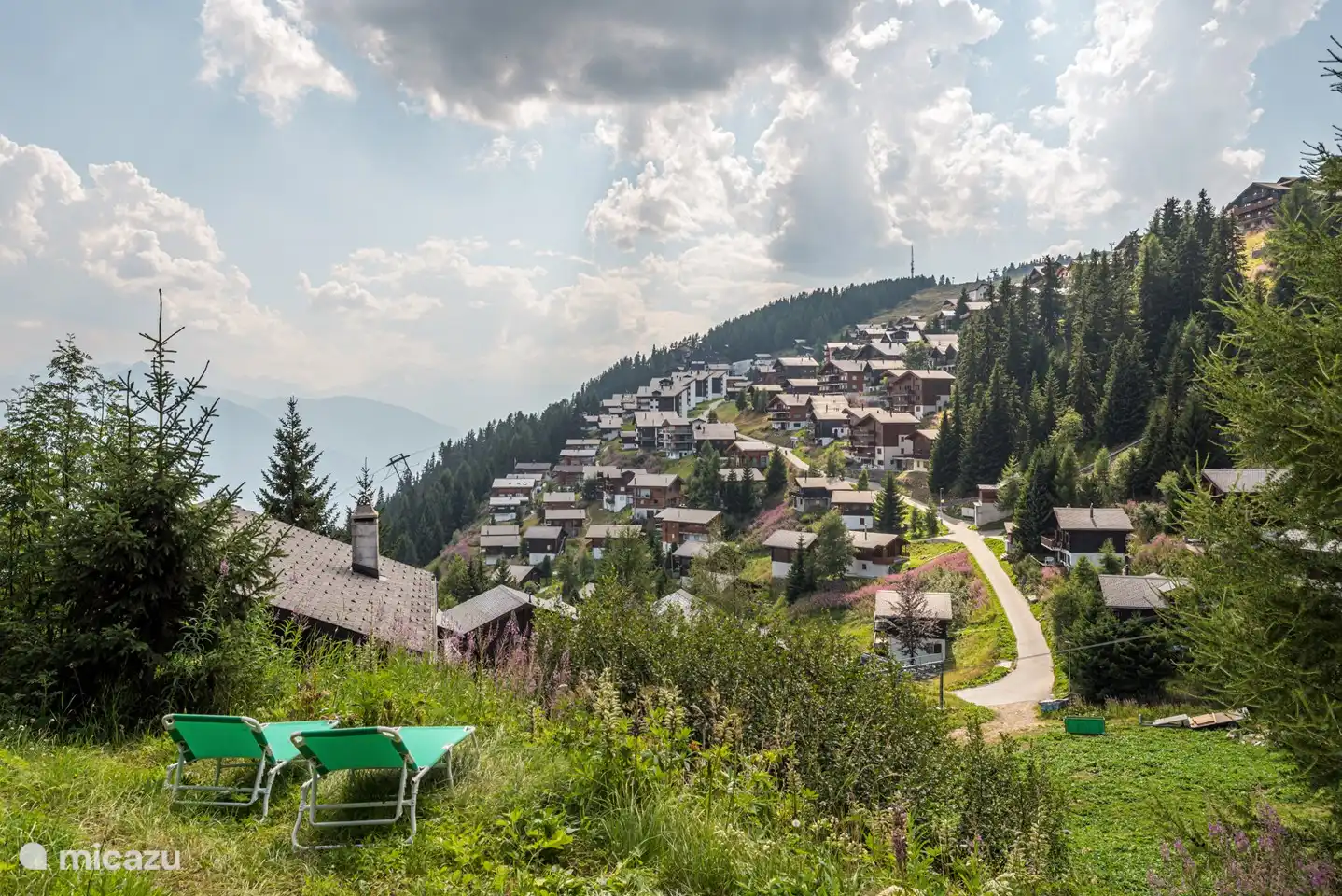 Für Skifahrer nachher ideal gelegen Ski Out und Ski In ab Haustüre.

Das Haus richtet sich mit dem Sitzplatz nach dem ruhigen Süden, mit freier Aussicht auf die gegenüberliegenden Berge bis hin zu den Walliser Alpen.