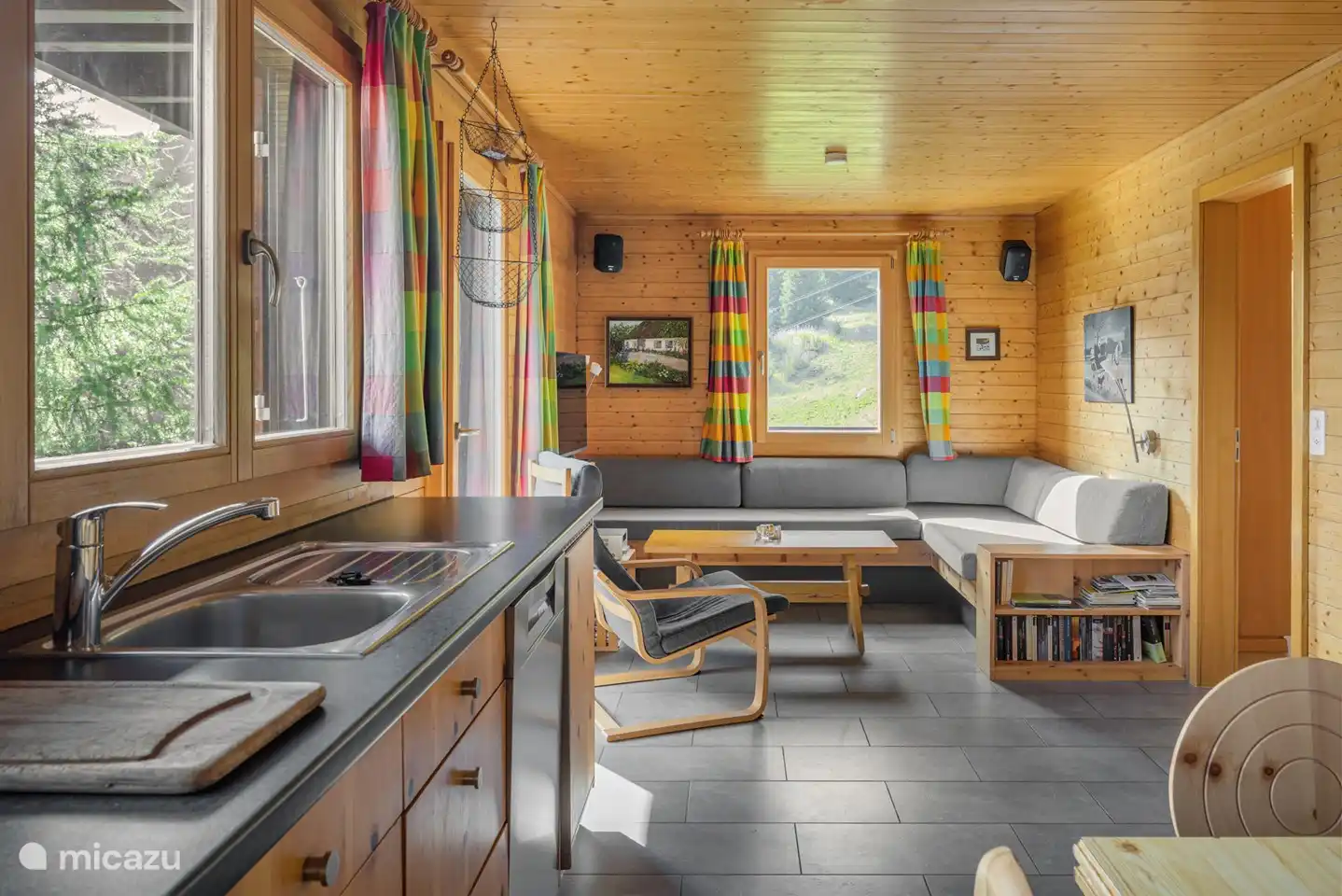 4 ein halb Zimmer Wohnung mit zwei Südbalkonen, 2-geschossig.

Eingangsebene (1. OG): Garderobe; Offene Küche mit Wohn- und Essbereich und Südbalkon