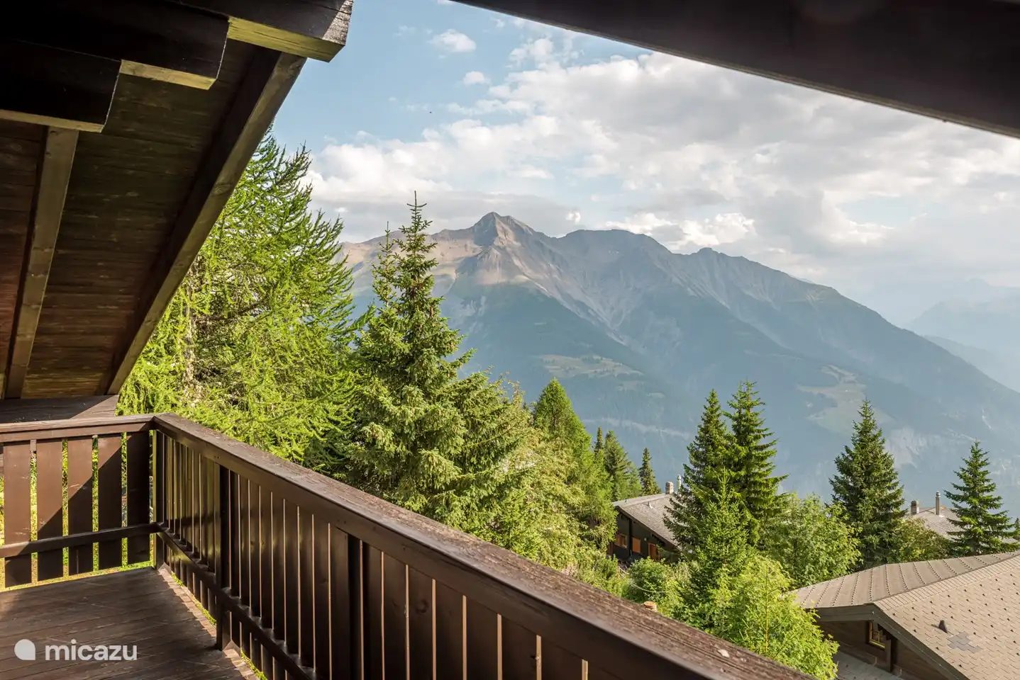 Für Skifahrer nachher ideal gelegen Ski Out und Ski In ab Haustüre.

Das Haus richtet sich mit dem Sitzplatz nach dem ruhigen Süden, mit freier Aussicht auf die gegenüberliegenden Berge bis hin zu den Walliser Alpen.