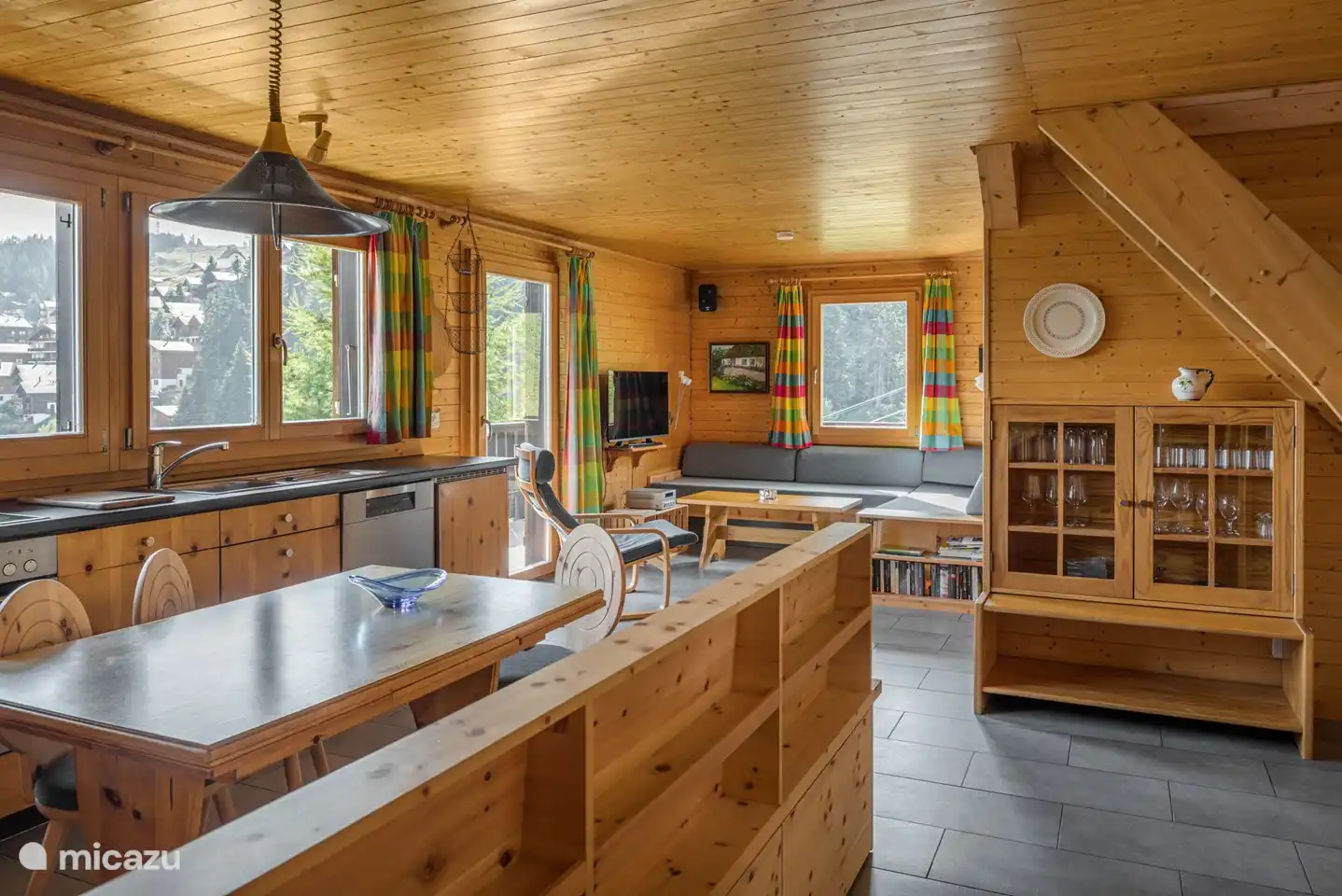 4 ein halb Zimmer Wohnung mit zwei Südbalkonen, 2-geschossig.

Eingangsebene (1. OG): Garderobe; Offene Küche mit Wohn- und Essbereich und Südbalkon