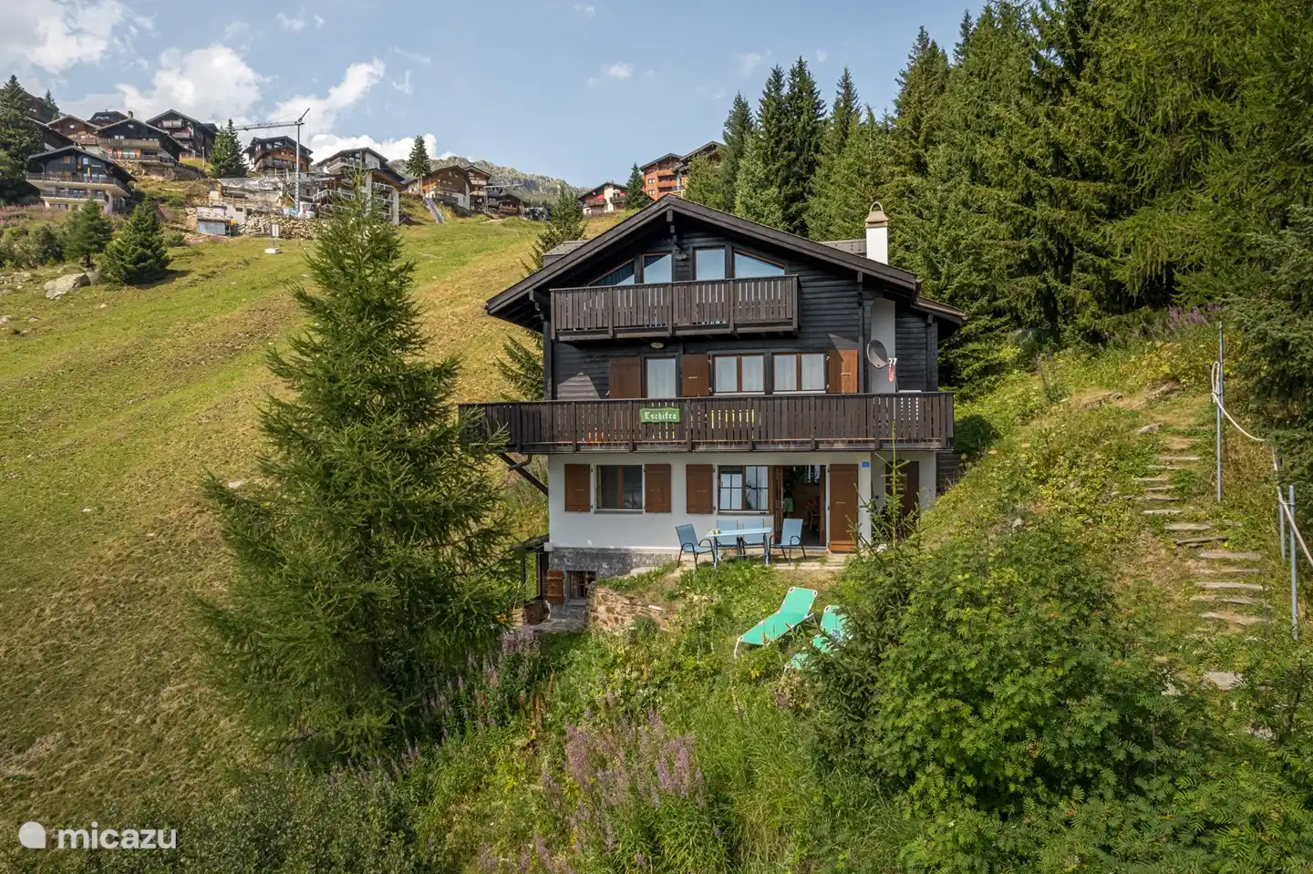 Für Skifahrer nachher ideal gelegen Ski Out und Ski In ab Haustüre.

Das Haus richtet sich mit dem Sitzplatz nach dem ruhigen Süden, mit freier Aussicht auf die gegenüberliegenden Berge bis hin zu den Walliser Alpen.