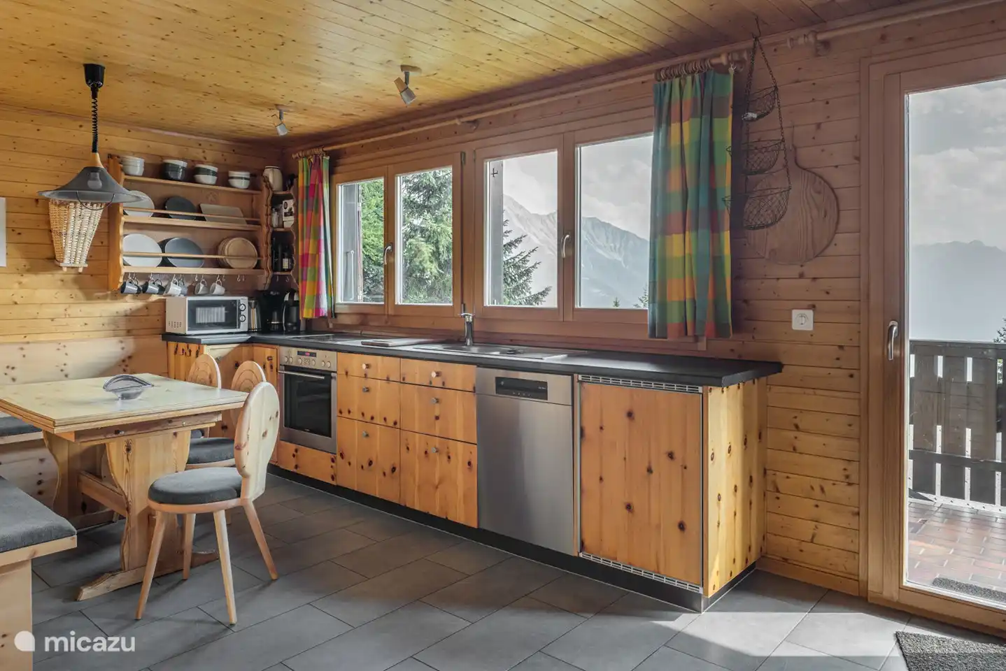 4 ein halb Zimmer Wohnung mit zwei Südbalkonen, 2-geschossig.

Eingangsebene (1. OG): Garderobe; Offene Küche mit Wohn- und Essbereich und Südbalkon