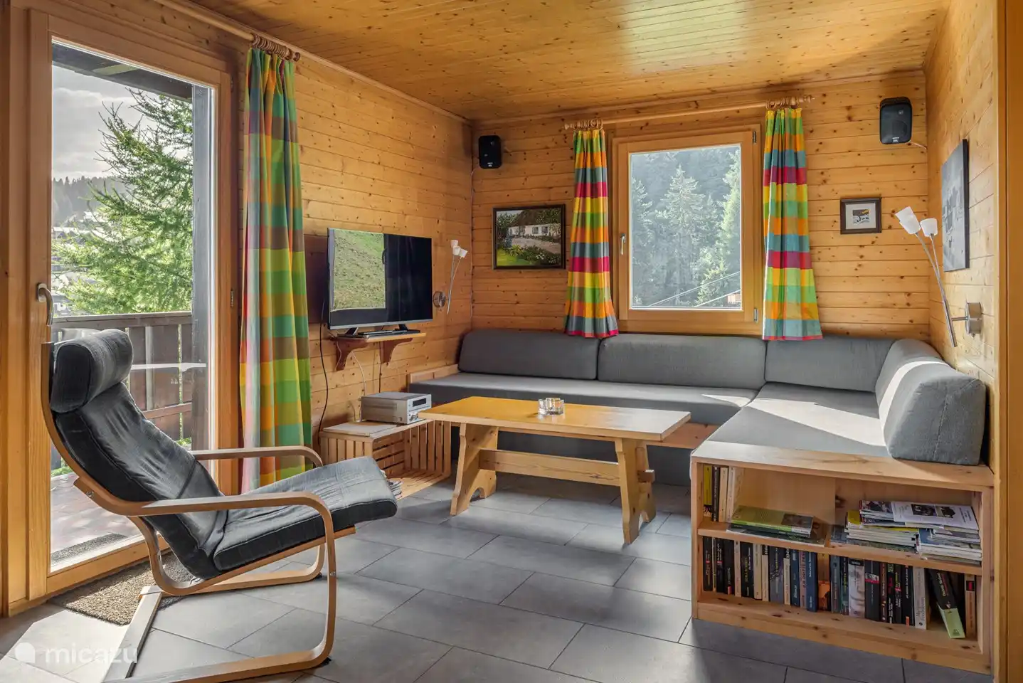 4 ein halb Zimmer Wohnung mit zwei Südbalkonen, 2-geschossig.

Eingangsebene (1. OG): Garderobe; Offene Küche mit Wohn- und Essbereich und Südbalkon