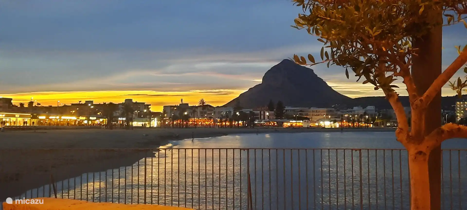 Jávea de noche con vistas al Montgó