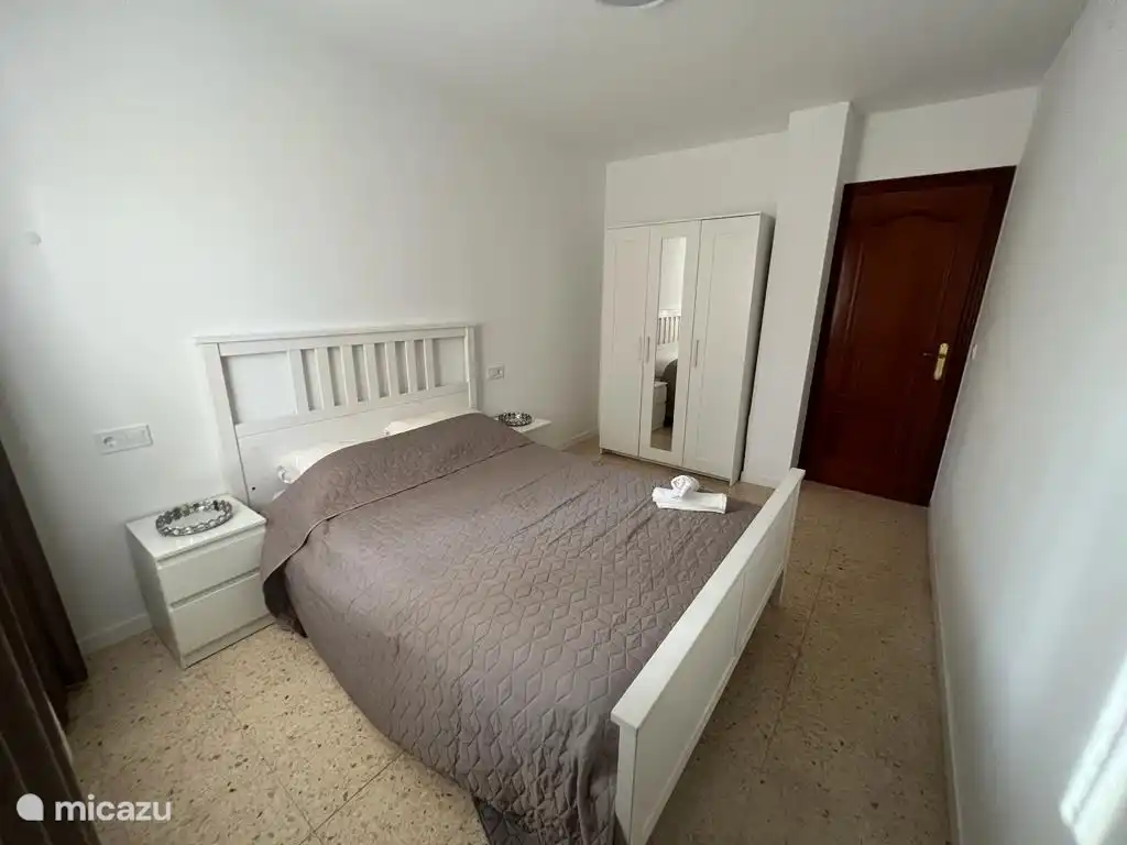 Schlafzimmer 2: 2-Personen-Bett, geräumiger Kleiderschrank mit Hänge- und Beinbereich und 2 Nachttischen. Inklusive Klimaanlage