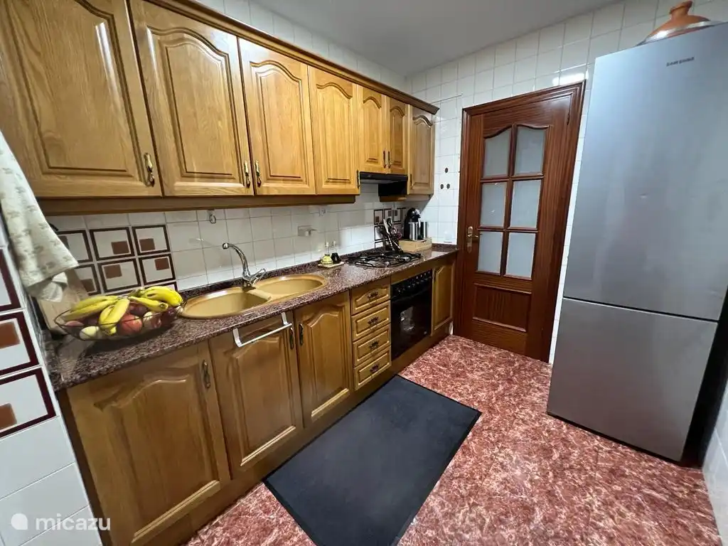 Geräumige Küche, die Sie zur Terrasse führt.