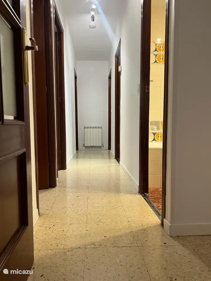 Halle 2, in der sich alle Schlafzimmer, Badezimmer und Küche befinden