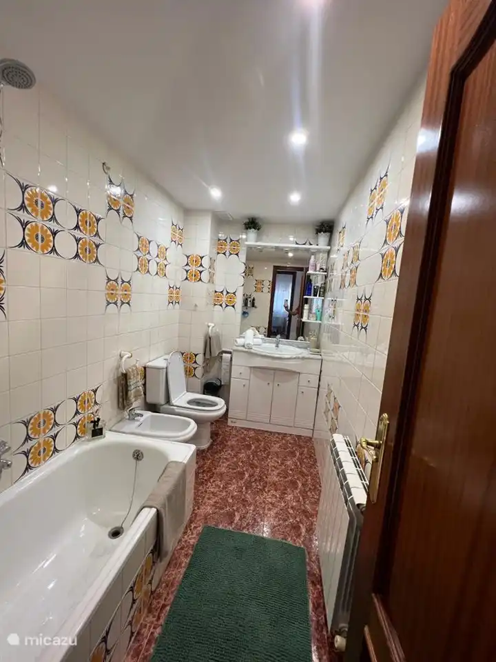 Badezimmer 2 mit Badewanne, Toilette und Waschbecken.