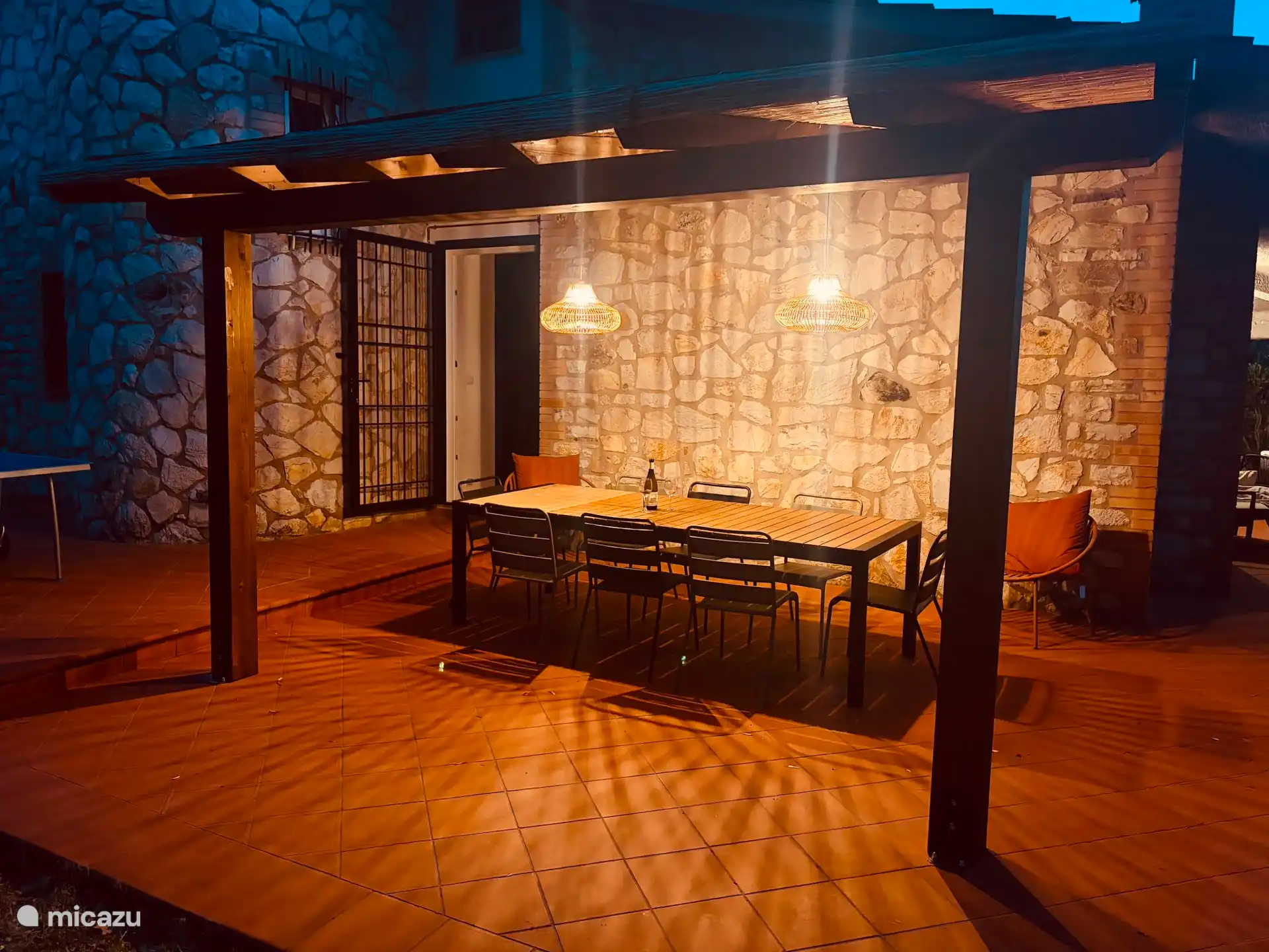 Nieuwe pergola met directe toegang vanuit het huis. 