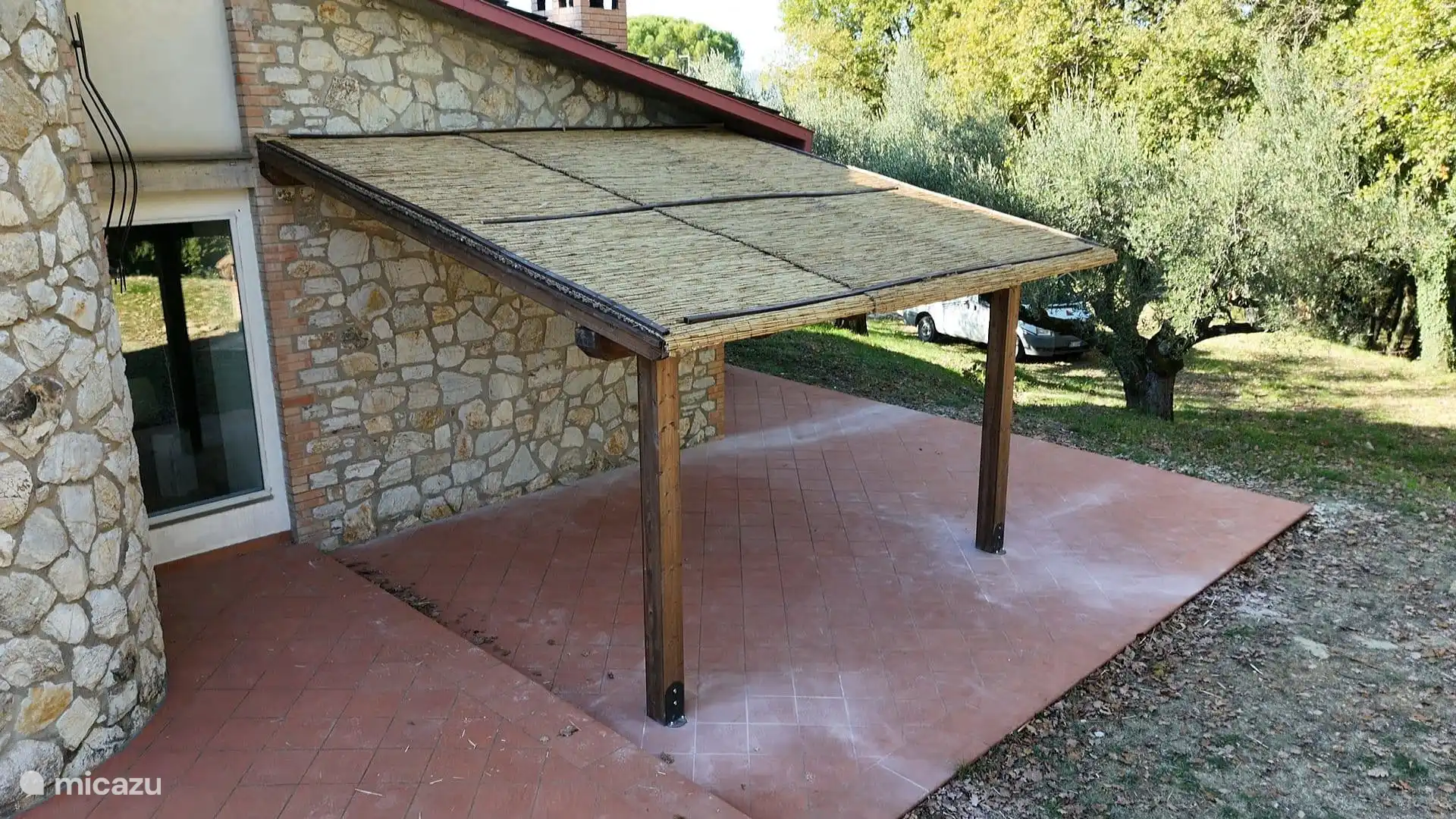 Cette pergola vient d’être installée - après la saison estivale 2025 - donc la terrasse a encore besoin d’un nettoyage !