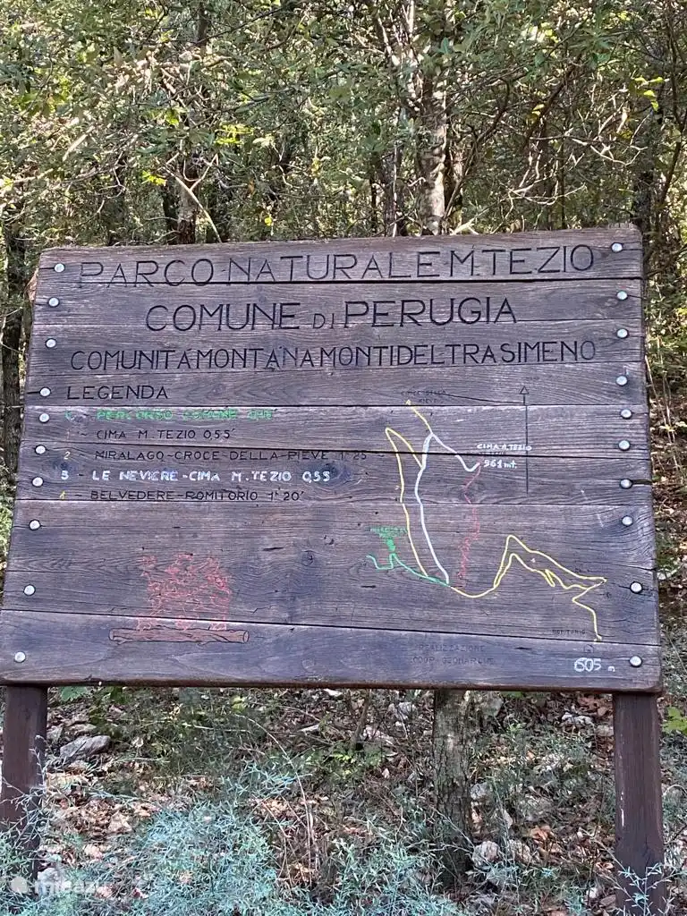 Un peu plus haut, vous trouverez le parc naturel de Monte Tezio avec de belles vues même sur le Lago Trasimeno 