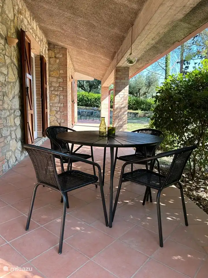 Portique avec table de petit-déjeuner