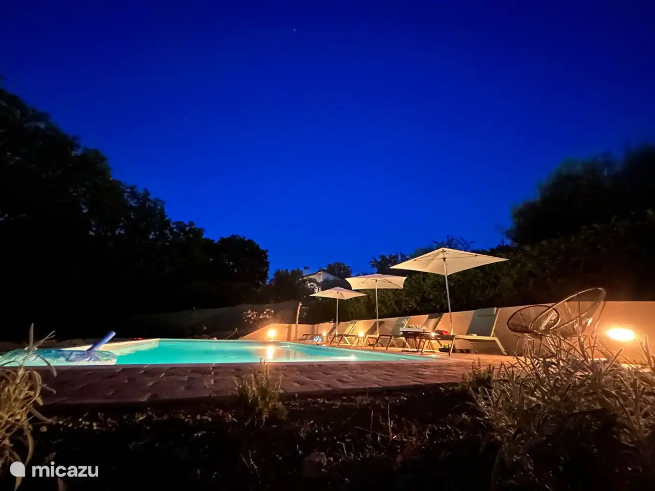 Eclairage du soir à la piscine