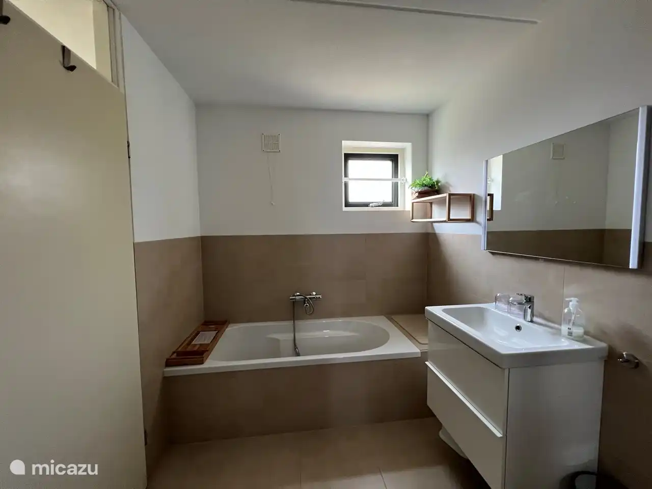 Badezimmer mit Badewanne