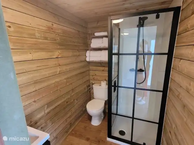 Authentique maison de vacances Parkhoeve | Belgique, Limbourg, Beringen - maison de vacances salle de bain dans une tente glamping