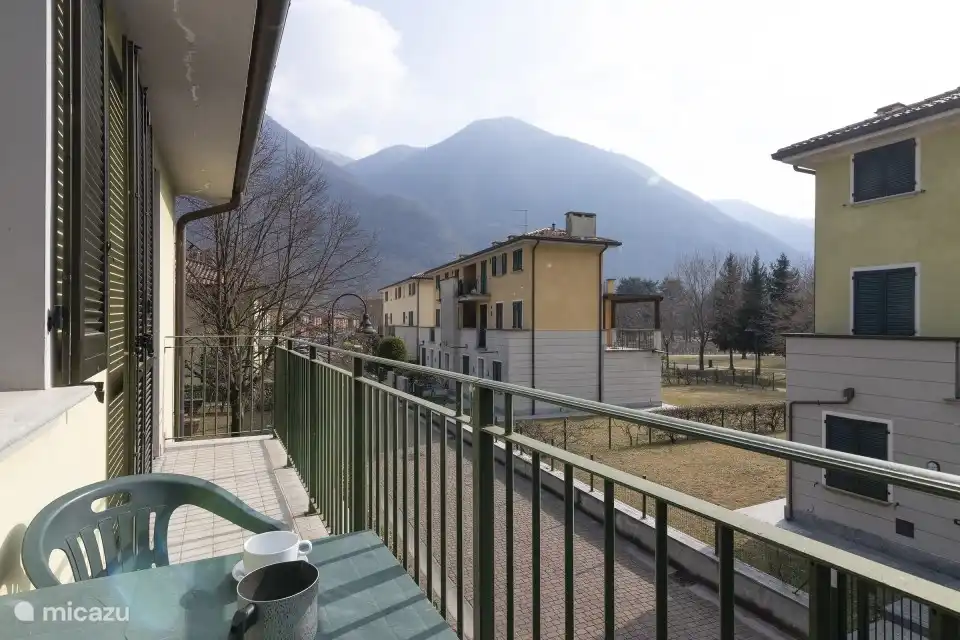 Balcón con vista a las montañas y al lago