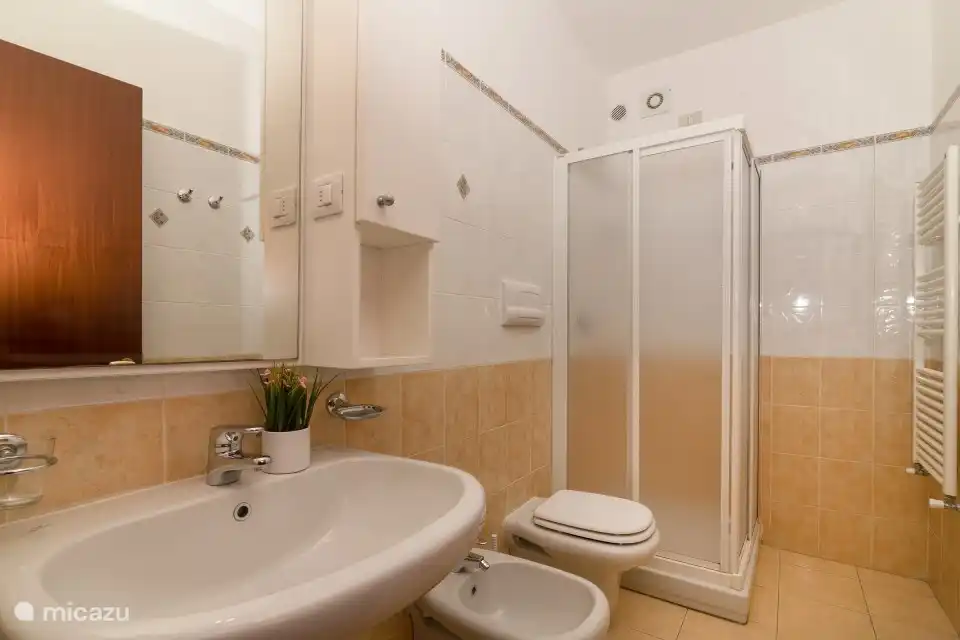 Baño con cabina de ducha