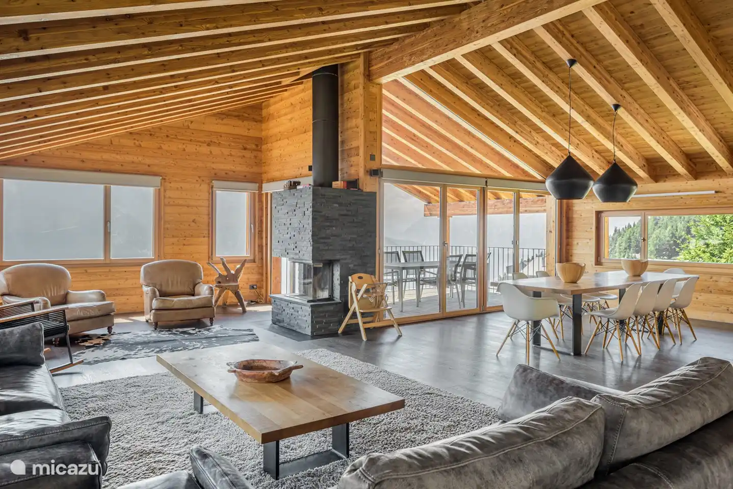 Grote woon- en eetkamer met open haard.