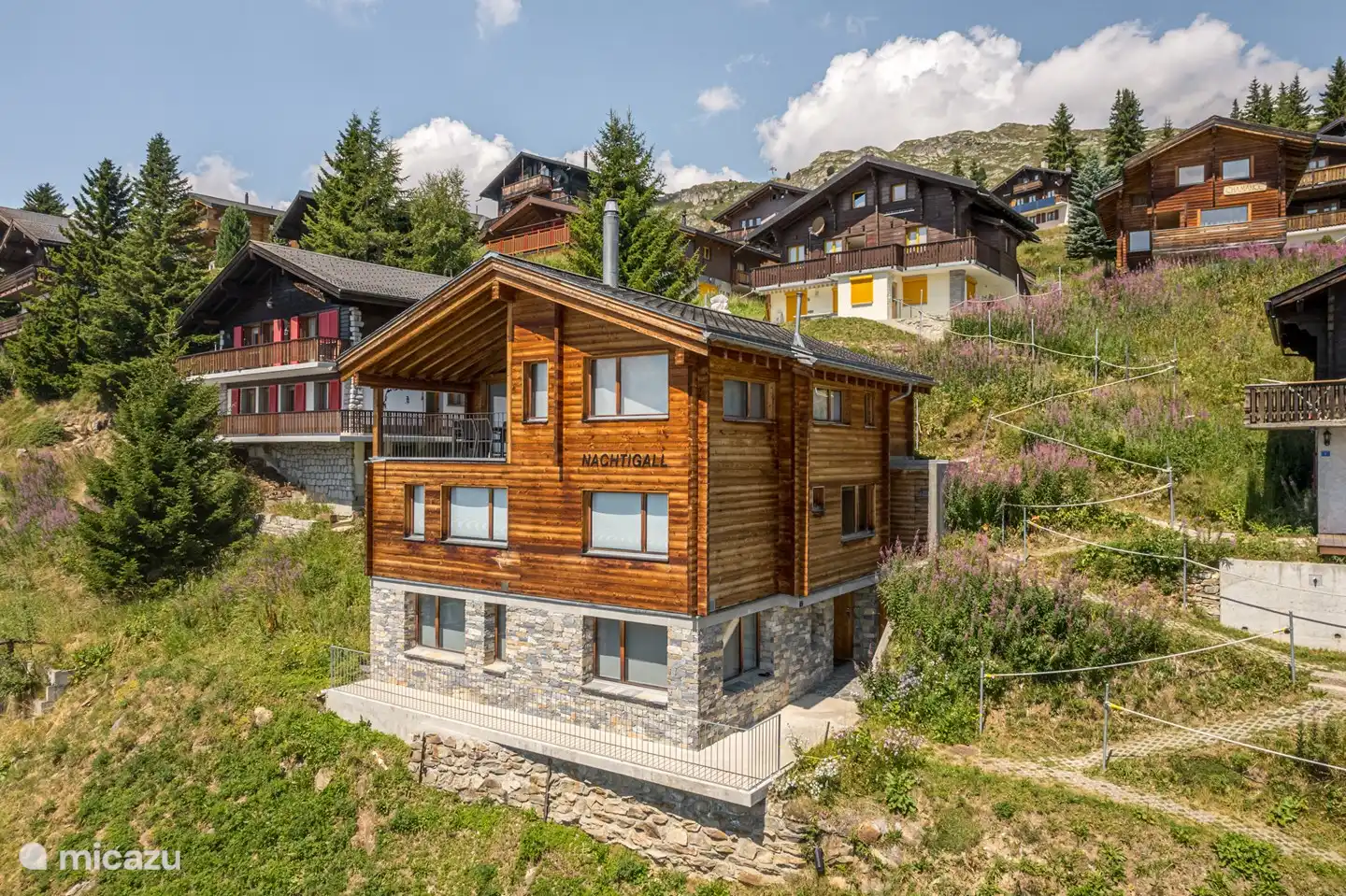 5 en een halve kamer appartement (3 verdiepingen) voor 6-8 personen.