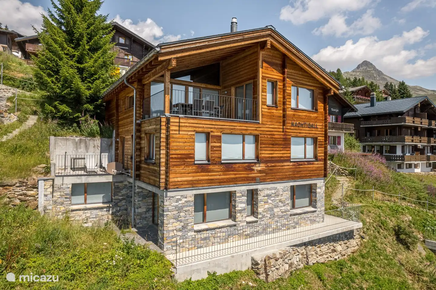 Het chalet, op het autovrije Aletsch Plateau, comfortabel en luxe ingericht, met een uniek uitzicht op de beroemde kapel Maria zum Schnee naar de Matterhorn en Mischabel Group, is het ideale startpunt voor een ontspannen vakantie op Bettmeralp, 1950 m boven zeeniveau.