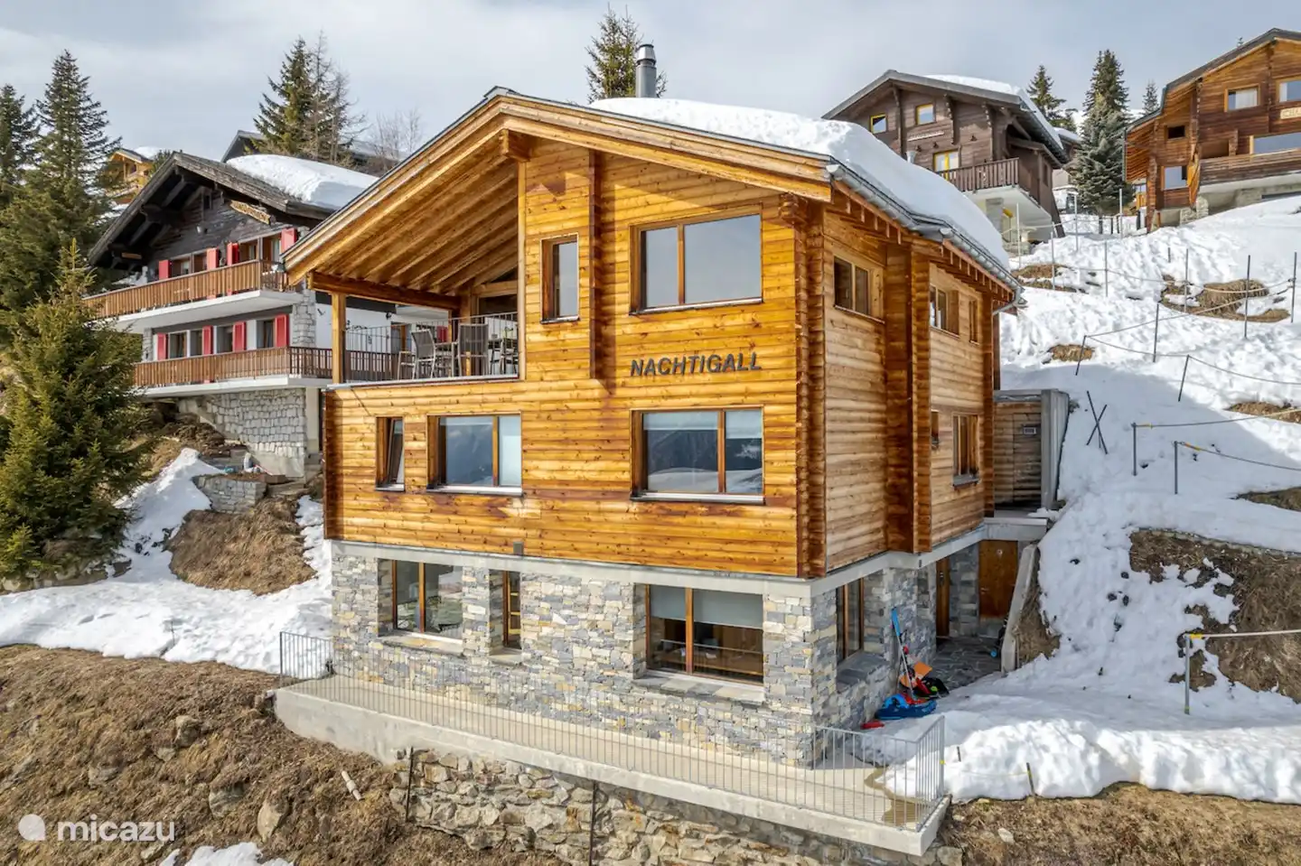 5 en een halve kamer appartement (3 verdiepingen) voor 6-8 personen.