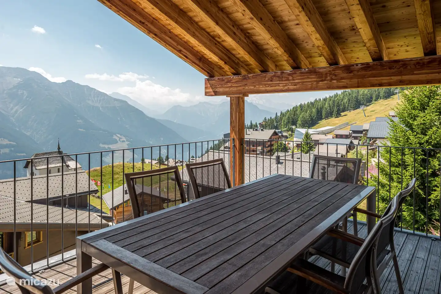 Grote loggia (balkon) met uitzicht op de kapel Maria zum Schnee in het zuiden en de Walliser bergen.