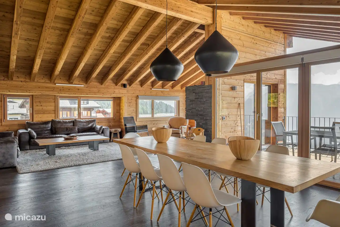 Grote woon- en eetkamer met open haard.