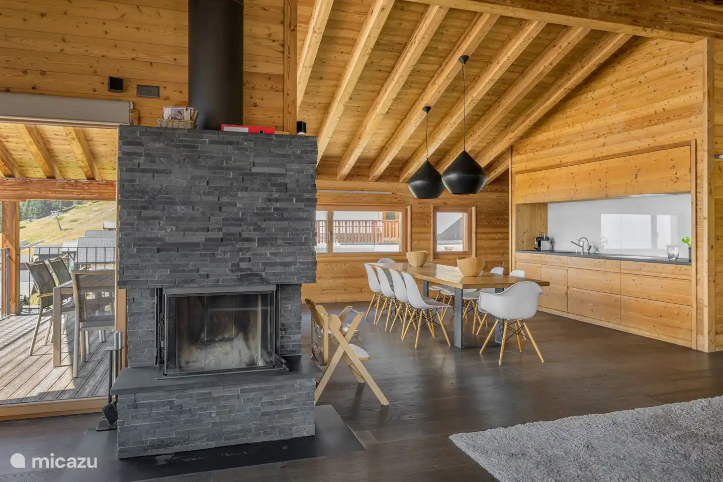 Open moderne keuken in twee kamers