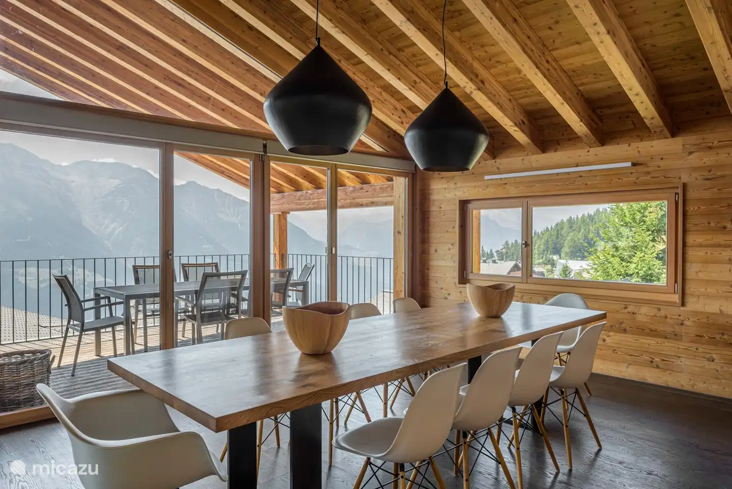 Grote woon- en eetkamer met open haard.