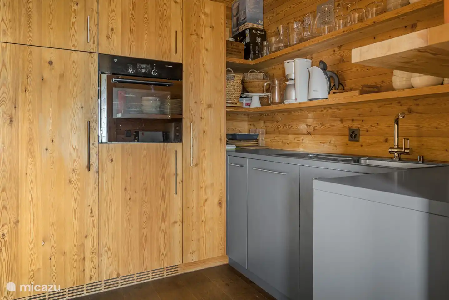 Open moderne keuken in twee kamers,