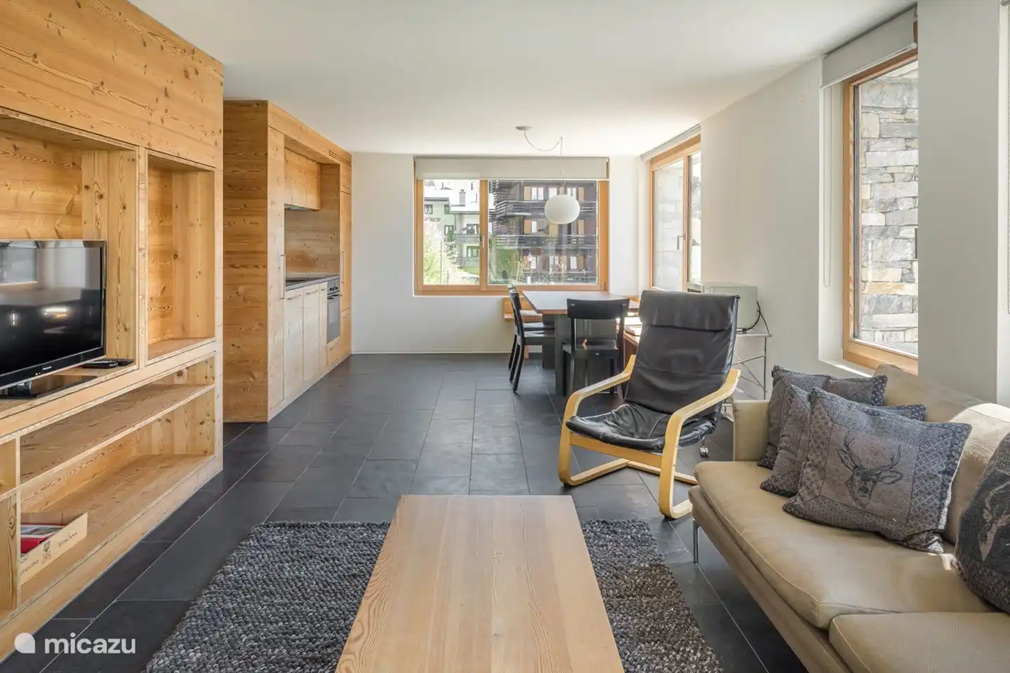  Wohnzimmer mit offener Küche mit Sitzplatz West
Abstellraum mit Waschen/Trocknen