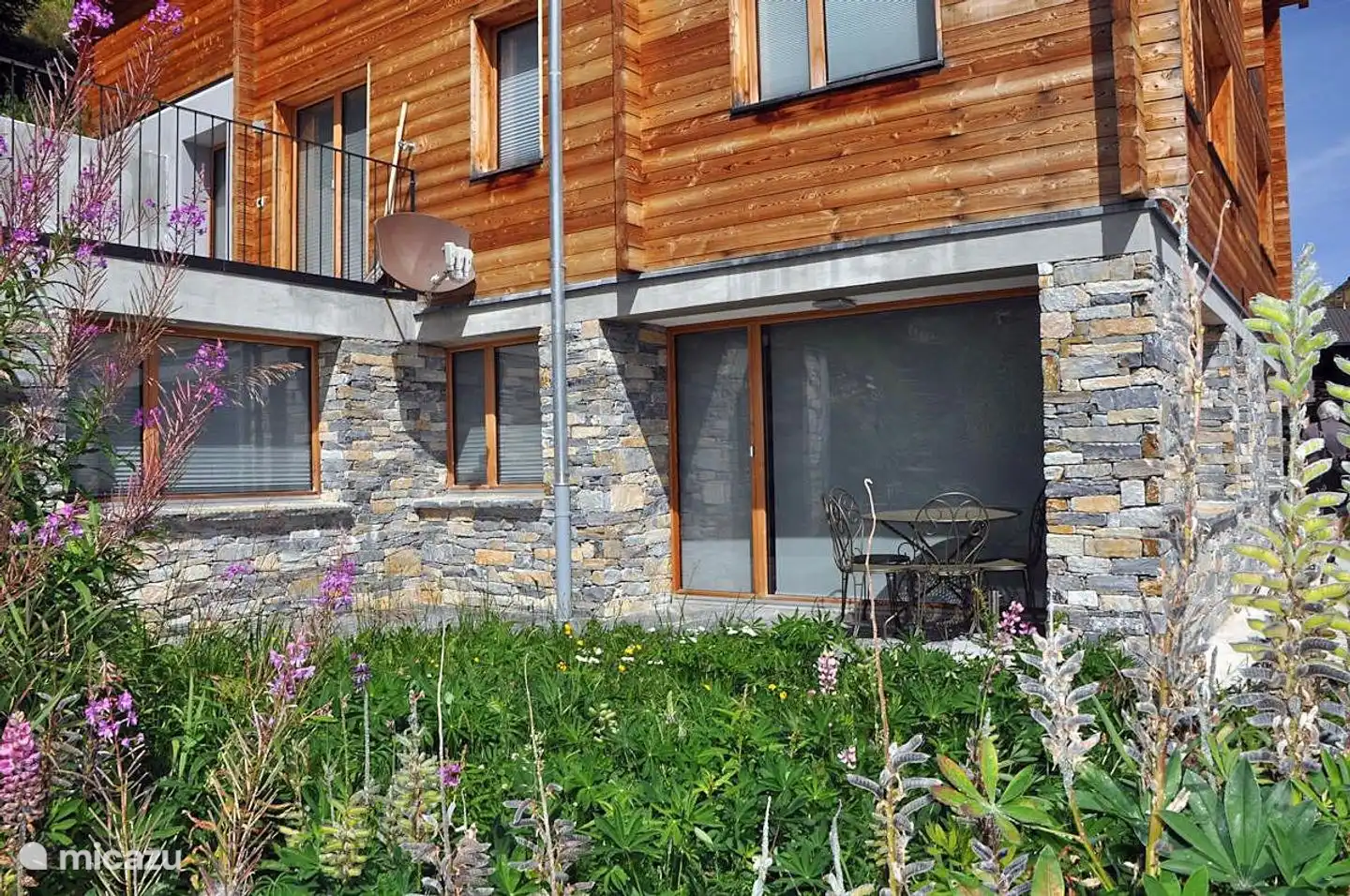 Das Chalet, auf dem autofreien Aletsch Plateau, komfortabel und luxuriös eingerichtet, mit einzigartigem Blick auf die berühmte Kapelle “Maria zum Schnee” bis hin zum Matterhorn und “Mischabel-Gruppe”