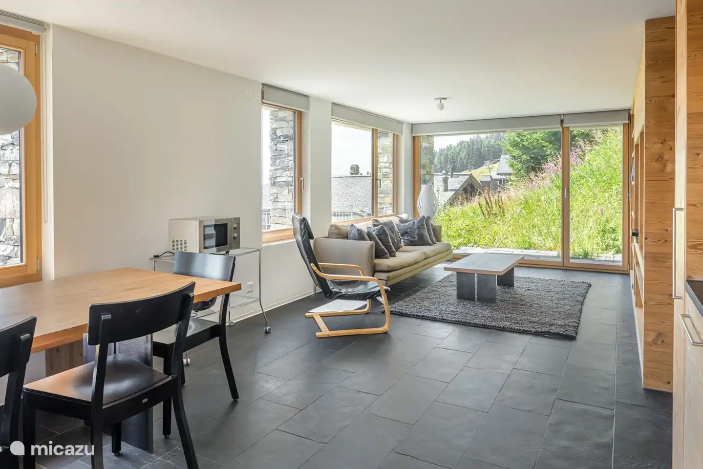  Wohnzimmer mit offener Küche mit Sitzplatz West .
Abstellraum mit Waschen/Trocknen