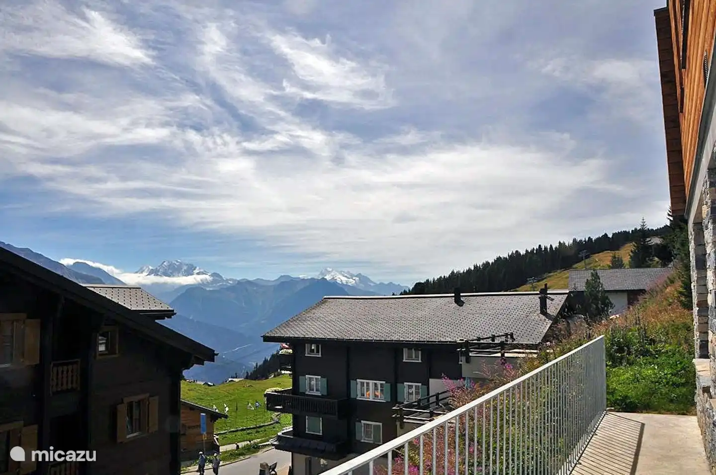 Das Chalet, auf dem autofreien Aletsch Plateau, komfortabel und luxuriös eingerichtet, mit einzigartigem Blick auf die berühmte Kapelle “Maria zum Schnee” bis hin zum Matterhorn und “Mischabel-Gruppe”