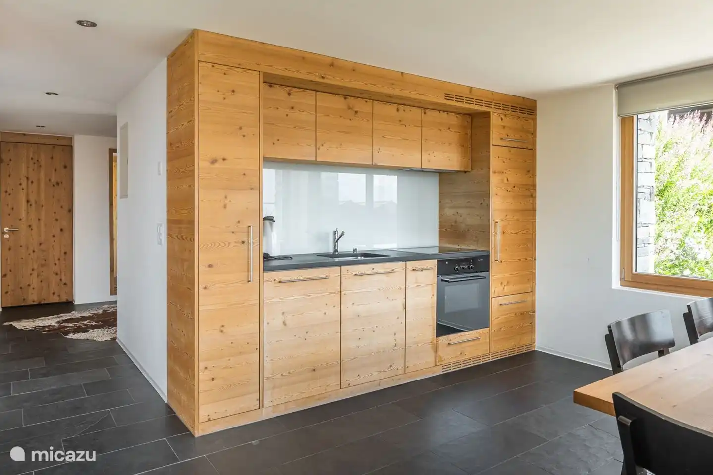  Wohnzimmer mit offener Küche mit Sitzplatz West