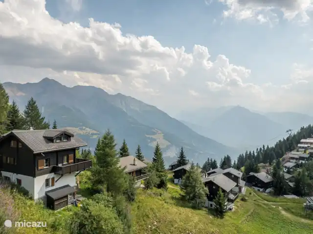 Location de Vacances Suisse, Valais, Bettmeralp, appartement - Toggi EG Idéalement situé pour les skieurs après Ski Out et Ski In de la porte d'entrée.
La maison est exposée plein sud au calme avec le coin salon, avec une vue imprenable sur les montagnes d'en face, jusqu'aux Alpes valaisannes.