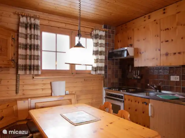 Location de Vacances Suisse, Valais, Bettmeralp, appartement - Toggi EG Le Toggi dispose de deux appartements indépendants de 3.5 pièces, disposant chacun d'un vestibule et vestiaire, séjour avec cheminée, cuisine ouverte