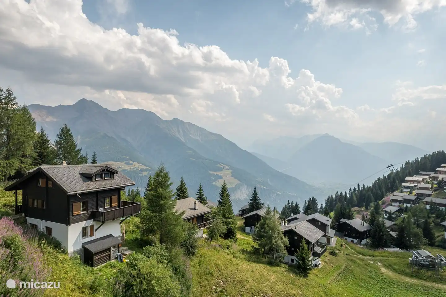 Ideaal gelegen voor skiërs daarna Ski Out en Ski In vanaf de voordeur.

Het huis ligt met de zithoek op het rustige zuiden, met vrij uitzicht op de tegenoverliggende bergen tot aan de Walliser Alpen.